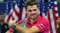 Švýcarský tenista Stan Wawrinka laská trofej pro vítěze US Open.