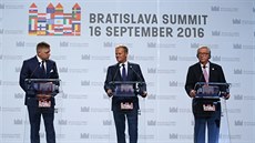 Robert Fico, Donald Tusk a Jean Claude Juncker  na tiskové konferenci po...