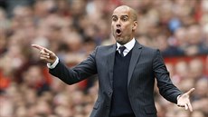 HRAJTE. Pep Guardiola, trenér Manchesteru City, gestikuluje a pokouí se dostat...