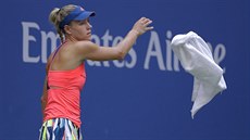 Angelique Kerberová hází runík ve finále tenisového US Open.