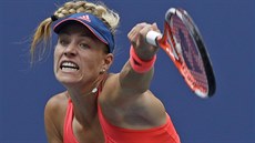 Angelique Kerberová po úderu ve finále tenisového US Open.