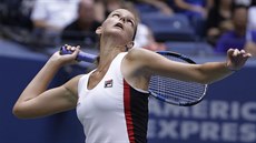 Karolína Plíková sleduje míek ve finále tenisového US Open.