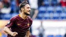 POÁD UMÍ. Ikona AS ím, útoník Francesco Totti, zaídil obrat v utkání proti...