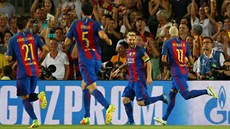 Fotbalisté Barcelony slaví rychlý gól do sítě Celticu, postaral se o něj Lionel...
