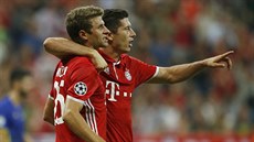 Thomas Müller a Robert Lewandowski slaví gól v utkání Ligy mistr mezi Bayernem...
