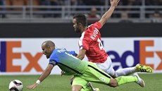 Kapitán Interu Milán Rodrigo Palacio padá v souboji s Miguelem Vitorem,...