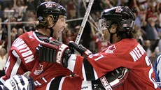 Joe Thornton a Scott Niedermayer slaví gól ve finále Svtového poháru 2004.