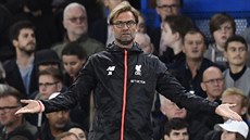 Trenér Liverpoolu Jürgen Klopp bhem ligového utkání na hiti Chelsea.