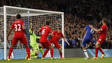 SNÍENO. Útoník Chelsea Diego Costa dostal pihrávku mezi pt hrá Liverpoolu...