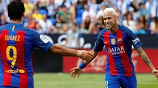 Hvzdy Barcelony Neymar a Luis Suárez v utkání proti novákovi panlské ligy...