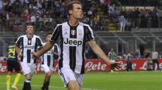 Stephan Lichtsteiner z Juventusu oslavuje branku proti Interu.