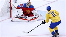 Sergej Bobrovskij vyráží střelu Mikaela Backlunda v utkání mezi Švédskem a...