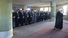 Fotografové Asada zachytili sále obklopeného dalími vícími (12. záí 2016)
