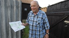 Vilíme�ský pam�tník �estmír �vejda s mapou místa, kde do�lo k tragédii.