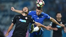 Liberecký Zdenk Folprecht (vpravo) hlavikuje ped plzeským útoníkem Markem...