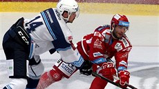 Plzeský Peter ereák (vlevo) bojuje o puk s Erikem Hrou z Tince.