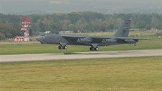 Americký bombardér B-52 bhem nízkého prletu nad dráhou monovského letit