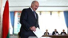 Dlouholetý bloruský prezident Alexander Lukaenko volil v Minsku (11. záí...