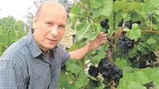 Pavel Bulánek ukazuje víno, které má prozatím jen oznaení MI5-86.