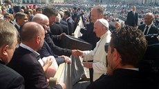 Ministr kultury Daniel Herman (vlevo v brýlích) daroval ve Vatikánu papei...