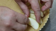 Na těsto poskládejte vychlazené dílky jablek. 