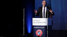 Poraený kandidát na pedsedu UEFA Michael van Praag na kongresu v Aténách...