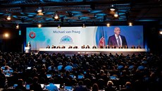 Poraený kandidát na pedsedu UEFA Michael van Praag na kongresu v Aténách...
