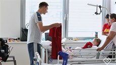 Reprezentační útočník Milan Škoda na návštěvě Kliniky dětské chirurgie 2. LF UK...