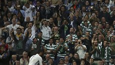 JSI NÁ Fanouci Sportingu Lisabon aplaudují  Cristianu Ronaldovi z Realu...