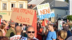 Skupinka lidí nesouhlasících s postoji prezidenta na nám�stí v Poli�ce.