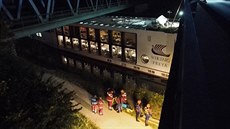 Hotelová lo narazila v Bavorsku do mostu, dva lidé havárii nepeili