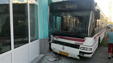V Kladn havaroval autobus do domu (12.9.2016).