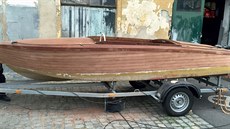 Z pra�ské Pod�bradské ulice byla ukradena lo� i s p�ív�sem (13.9.2016).