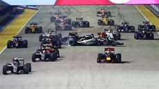 BOURAKA HNED PO STARTU. Nico Hülkenberg ztratil v úvodu Velké ceny Singapuru...