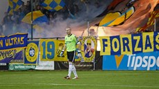 Zlínský branká Stanislav Dostál ped kotlem fanouk svého týmu.