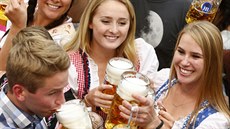 Strach, bezpenostní kontroly i patné poasí se podílejí na tom, e úvod letoního Oktoberfestu byl letos návtvnicky slabý.