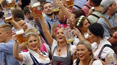 Strach, bezpenostní kontroly i patné poasí se podílejí na tom, e úvod letoního Oktoberfestu byl letos návtvnicky slabý.