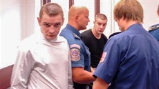 Ob�alovaní brat�i Franti�ek �ezá� ml. a Michal Brom (v �erném) u Krajského...