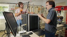 V�dci (zleva) Petr Mazúr a Jaromír Pocedi� pracují na novém typu pr�to�né...