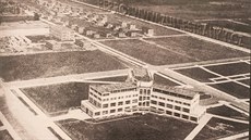 Letecký pohled na Spoleenský dm z roku 1936, kdy byla jeho stavba dokonena.