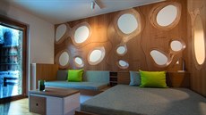 Z apartmánu je p�ímý výstup na terasu, kuchy�skou �ást odd�luje p�í�ka v podob�...