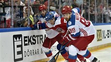 eský hokejista David Pastrák v souboji s Rusy Alexejem Jemelinem (vlevo) a...