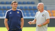 Nový jihlavský trenér Michal Bílek (vpravo)  v rozhovoru se svým asistentem...