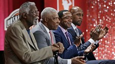 Bill Russell, Julius Erving, Isiah Thomas a Alonzo Mourning (zleva) vítají nové...