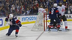 Americký úto�ník Patrick Kane (vlevo) slaví gól do kanadské sít� v p�íprav�...