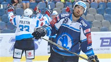Hokejový útočník Jakub Koreis (čelem) v plzeňském dresu