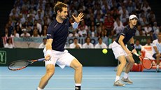 Britští bratři Andy (vlevo) a Jamie Murrayovi během čtyřhry v semifinále Davis...