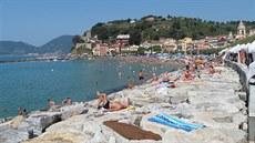O letních víkendech se pláže v Lerici i sousedním San Terenzu rychle zaplní.