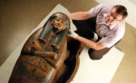 Kastelán kynvartského zámku Ondej Cink pipravuje mumii egyptského knze...