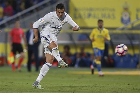 Cristiano Ronaldo z Realu Madrid stílí na bránu v duelu proti Las Palmasl.